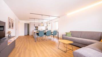 Basic Apartment | Ruang tamu | TV