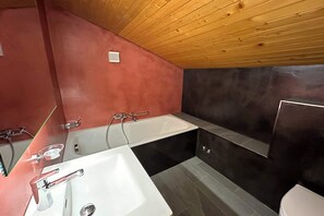 Basic Apartment | Bathroom | Hair dryer, towels, soap, shampoo - Valaisia 50 (Riederalp)
