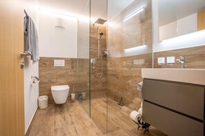 Apartamento básico | Baño | Ducha, secador de pelo, toallas y jabón