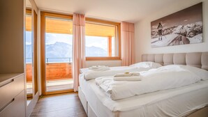 Apartamento básico | 3 dormitorios, espacio para trabajar con un portátil, ropa de cama