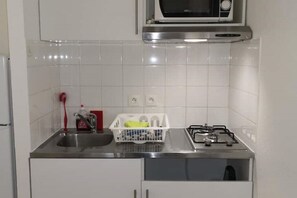 Fridge, microwave, oven, stovetop - Garden studio, Grenoble city center (Grenoble)