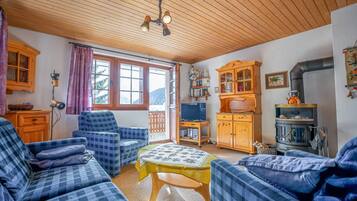 Basic Apartment | Living area