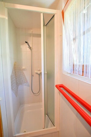 Appartement | Salle de bain | Douche, serviettes fournies, savon, shampoing