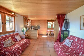 Basic-Apartment | Wohnbereich | Fernseher