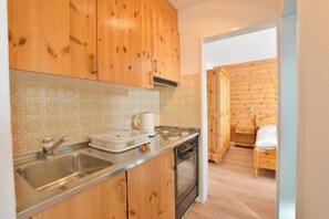 Basic Apartment (Waldesrand BĂ€ttlihorn) | Private kitchen | Cookware/dishes/utensils - Waldesrand (Riederalp)
