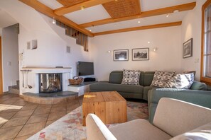 Leilighet – basic | Oppholdsområde | TV og peis