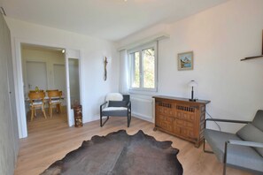 Departamento básico (Waldesrand Matterhorn) | Área de sala de estar | Televisión 