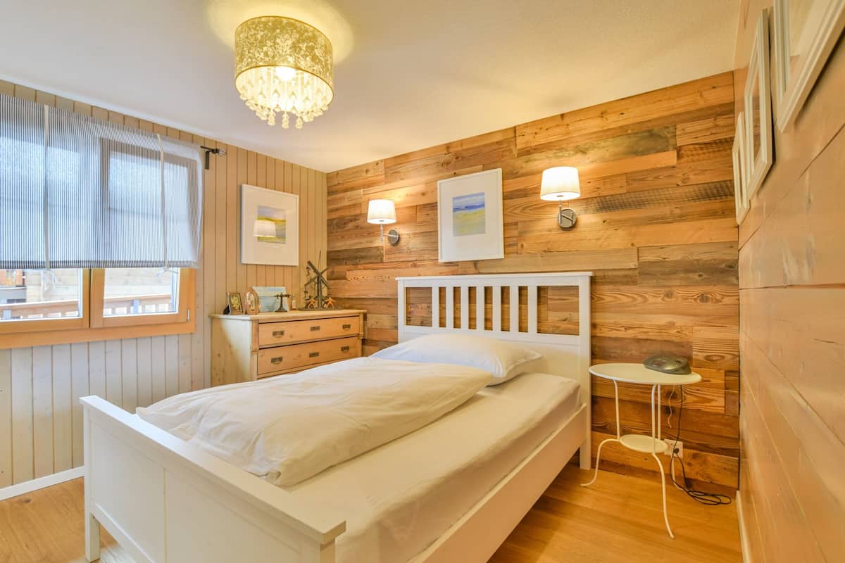 2 bedrooms, laptop workspace, bed sheets