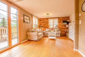 Apartamento básico (Reste Fidèle Duplex) | Zona de estar | Una televisión