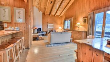 Chalet Basic | Area keluarga | TV dan perapian