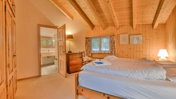 3 bedrooms, laptop workspace, bed sheets