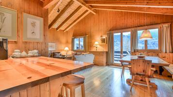 Basic Chalet | Interior