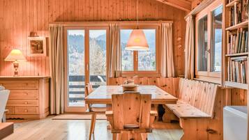 Chalet Basic | Tempat makan