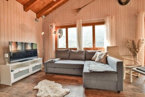 Basic Chalet | Living area | TV, fireplace, streaming services, video library - Chalet Bülbül (Goms)