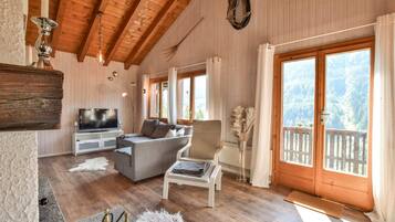 Chalet Basic | Area keluarga | TV, perapian, layanan streaming, dan koleksi video