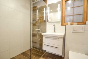 Basic Chalet | Bathroom | Shower, hair dryer, towels, soap - Chalet La Neuf (Goms)