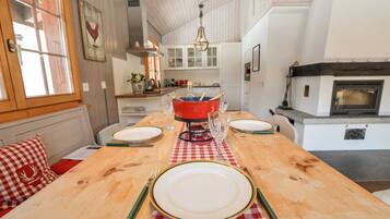 Basic Chalet | Dining