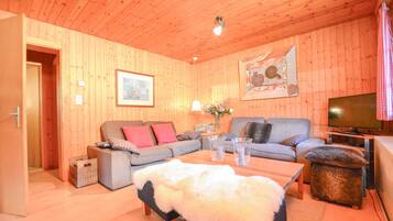 Departamento básico (Chalet Castellani Apartment) | Área de sala de estar | Televisión y libros