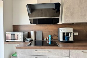 Cafetera/tetera, refrigerador, microondas, horno