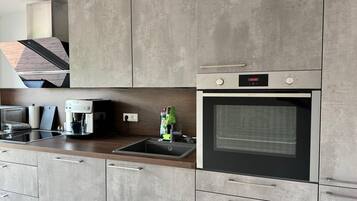 Wasserkocher mit Kaffee-/Teezubehör, Kühlschrank, Mikrowelle, Ofen