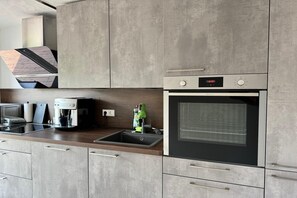 Fridge, microwave, oven, stovetop - Ferienhaus Havelzeit in Werder an der Havel (Werder an der Havel)