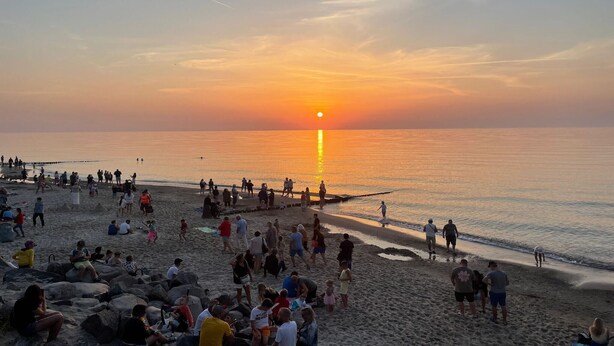 A beach scene with people enjoying the sunset. - Holiday apartments very close to the beach (Chlopy)