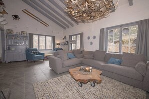 Basic-alpehytte | Opholdsområde | Tv, pejs