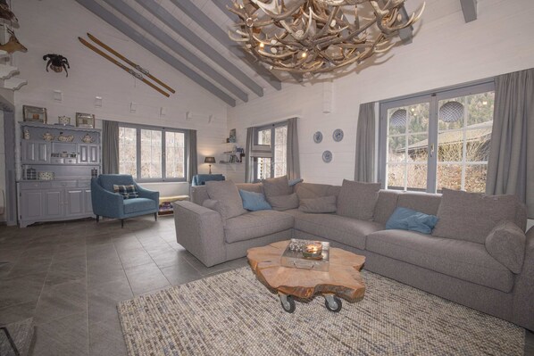 Chalet de base | Aire de séjour | Téléviseur, foyer