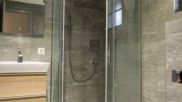 Basic Chalet | Bathroom | Hair dryer, towels, soap, shampoo