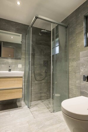 Chalet Basic | Bagno | Asciugacapelli, asciugamani, sapone, shampoo