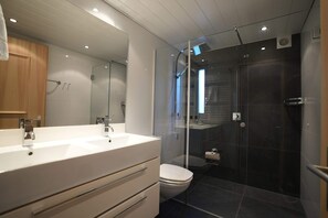 Chalet Basic | Bagno | Doccia, asciugamani, sapone, shampoo