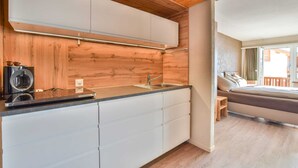 Studio de base | Cuisine privée | Réfrigérateur, vaisselle et ustensiles