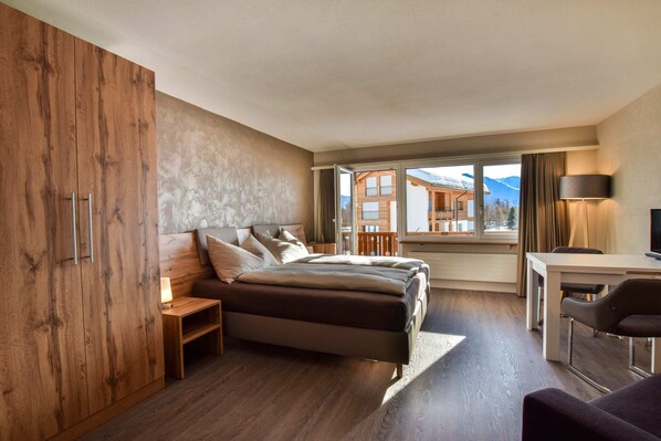 1 غرفة نوم ومساحة عمل للكمبيوتر المحمول ومكواة/لوح كي وملاءات أسرّة