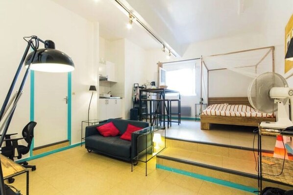 Skrivbord, resesäng, gratis wi-fi och sängkläder