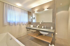 Bathroom - Royal B26 (Riederalp)
