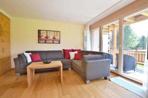 Eenvoudig appartement | Woonruimte | Een televisie