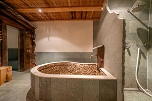 Căn hộ cơ bản | Phòng tắm | Máy sấy tóc, xà phòng, dầu gội, giấy vệ sinh 