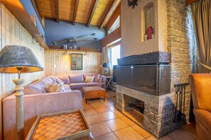 Leilighet – basic (Chalet Rübezahl Attika) | Oppholdsområde | TV og peis