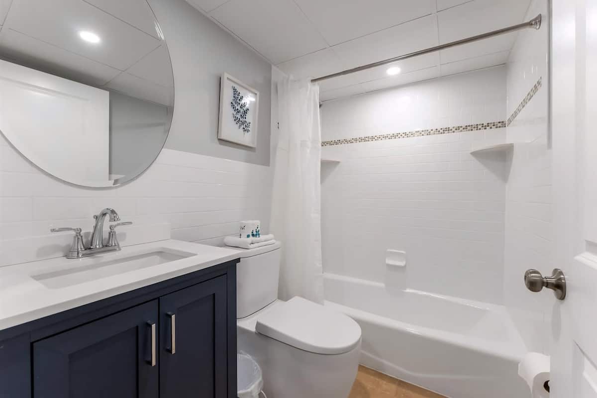 Towels, soap, shampoo, toilet paper