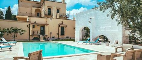 Una piscina al aire libre de temporada