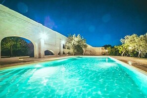 Piscine extérieure en saison