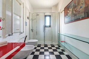 Familieleilighet, flere soverom, 2 bad (Nella Apartment With Pool) | Bad | Dusj, hårføner, bidé og håndklær