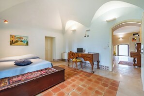 Appartement familial, plusieurs chambres, 2 salles de bains (Nella Apartment With Pool) | 2 chambres, fer et planche à repasser, accès au Wi-Fi (inclus)