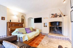 Familie appartement, 2 slaapkamers, 2 badkamers (Nella Apartment With Pool) | Woonruimte | Flatscreentelevisie