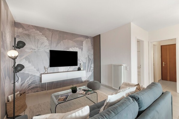 Family Apartment, Multiple Bedrooms (Residenza Tasso Sul Lago) | Living area | Flat-screen TV