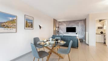 Family Apartment, 1 Bedroom, Microwave (Residenza Tasso Sul Lago in) | Dining