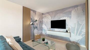Un soggiorno moderno con divano, tavolino, TV a parete e pannello decorativo.