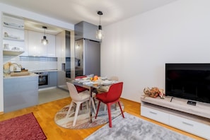 Apartamento familiar, 1 habitación (Modern Oasis With Terrace) | Sala de estar | Una televisión de pantalla plana
