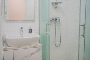 Family Apartment, Multiple Bedrooms (Modern Oasis With Terrace) | Bathroom