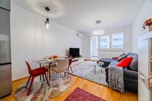 Perhehuoneisto, useita makuuhuoneita (Modern Oasis With Terrace) | Oleskelualue | Taulutelevisio